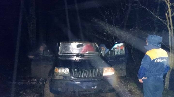 Спасатели помогли туристам, которые застряли в грязи на автомобиле в лесу под Геленджиком