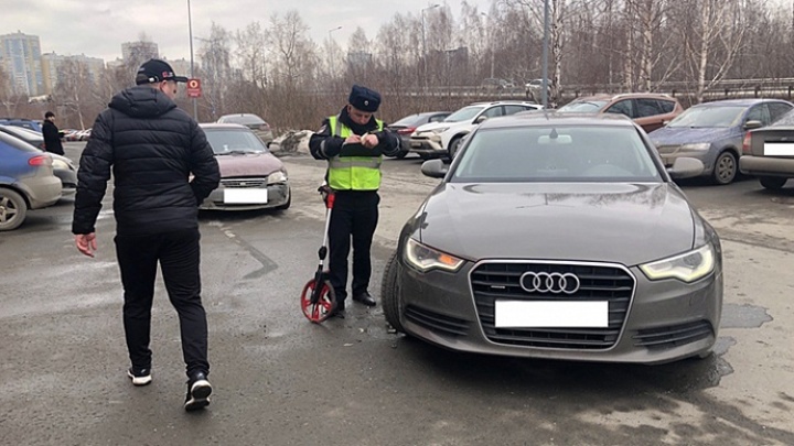 На автомобильной парковке в Екатеринбурге в ДТП пострадала девочка 5 лет