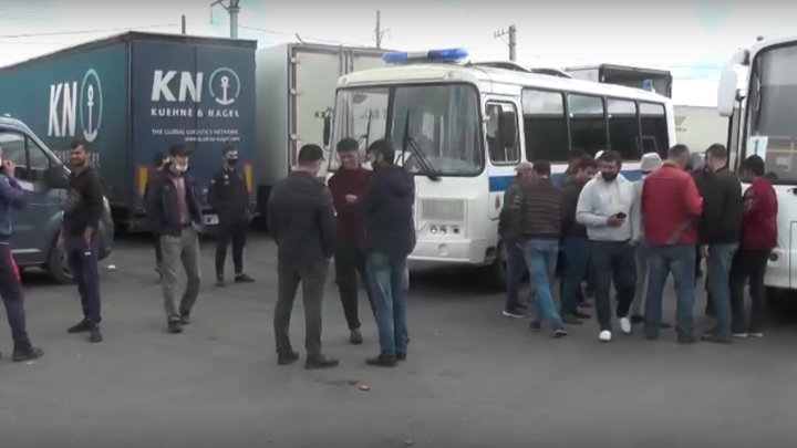 Богат урожай мигрантов: Более 120 нелегалов собрали с овощебазы на Софийской улице в Петербурге