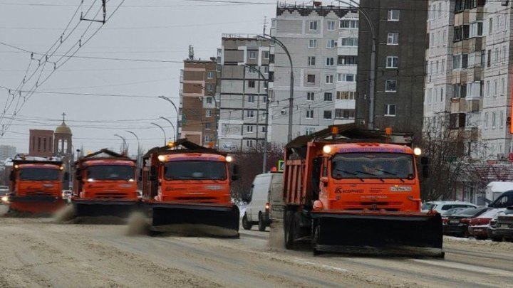 Тяжелая техника будет выходить на уборку снега в Кемерове днем