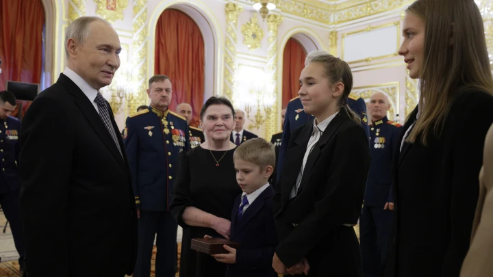 Реакцию Путина на обращение на ты сняли участники церемонии в Кремле