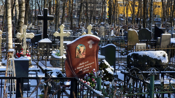 На кладбище в Томской области обнаружили обгоревшее тело судьи