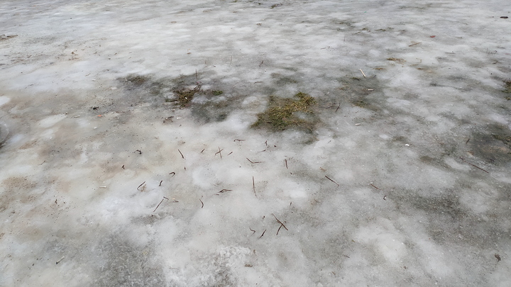 Зима пришла, когда её не ждали: жители Краснодара жалуются на обледеневшие дороги и тротуары