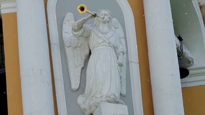 Священник рассказал, чем грозит надежда живых людей на помощь мертвых