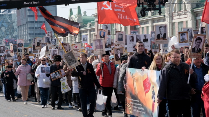Баннер с изображением бабушки со знаменем Победы пронесли в Бессмертном полку в Новосибирске