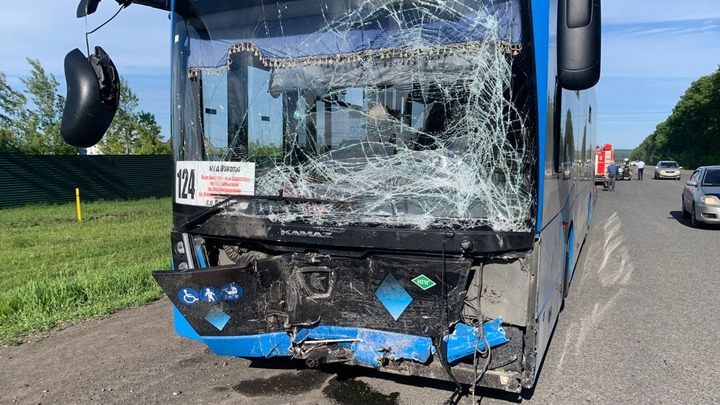 Водитель легковушки протаранил пассажирский автобус и погиб в Кузбассе