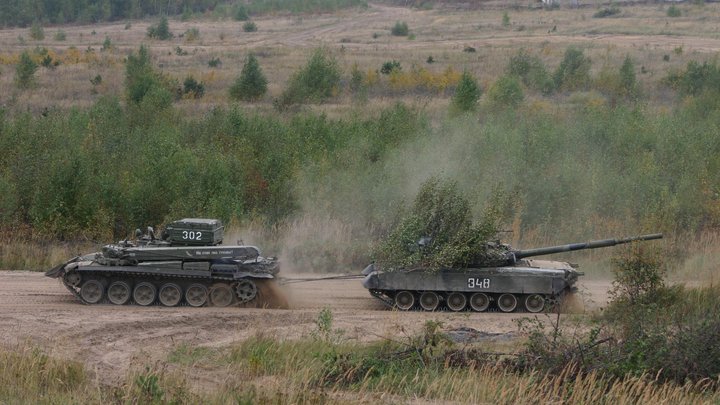 Кладбище бронетехники: Новые кадры перемолотых танков на границах России