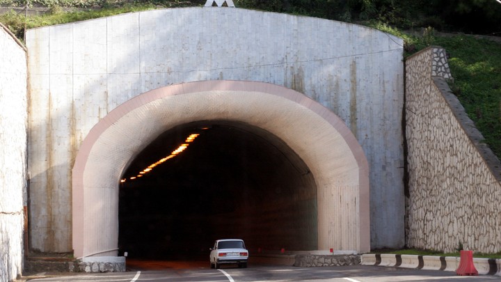 В Сочи восемь машин столкнулись в тоннеле на Дублёре Курортного проспекта