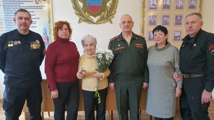 Герой безымянной высоты: Дочери солдата из Ростовской области вручили потерянную награду отца