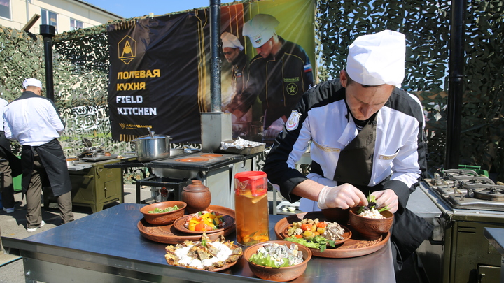 Шеф-повара ростовских ресторанов научили военных ЮВО готовить кулинарные изыски для полевой кухни