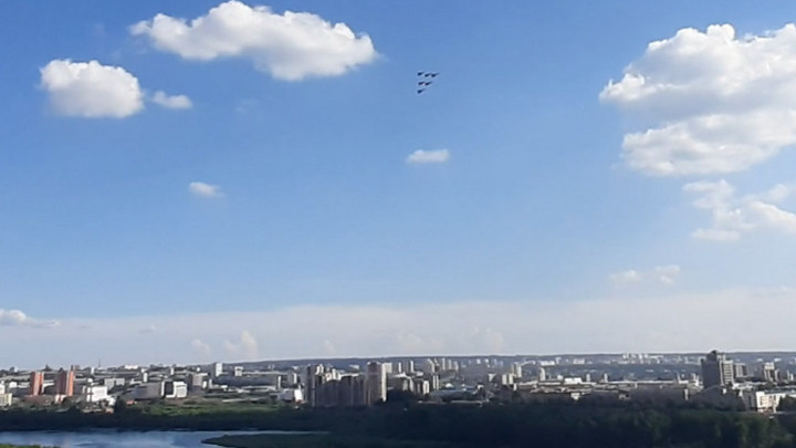 «Стрижи» впервые показали самые крутые трюки в небе над Кемеровом: опубликовано видео полета