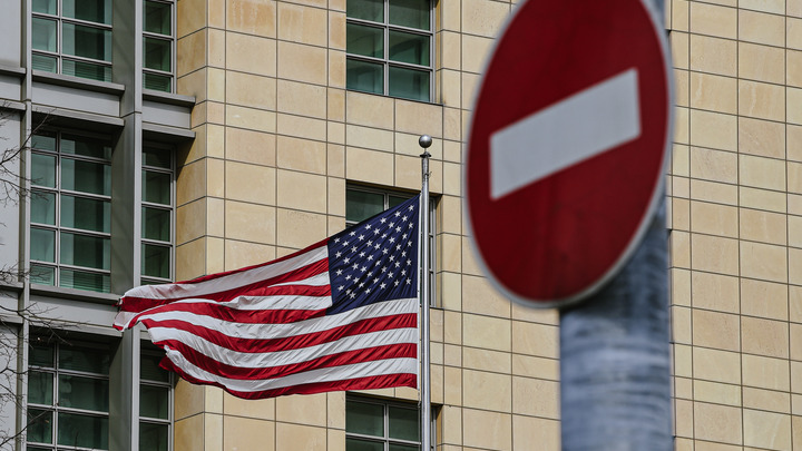 А что он ждёт?: Посол США отказался покинуть Россию. На опасность такого упорства указал политолог