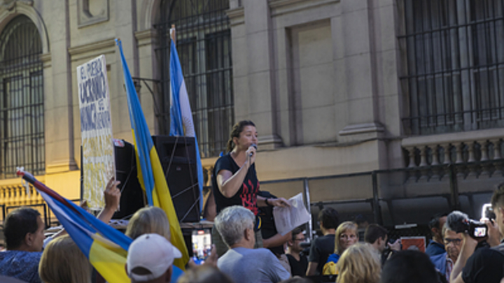 Люди на Украине толпой загоняют военкомов