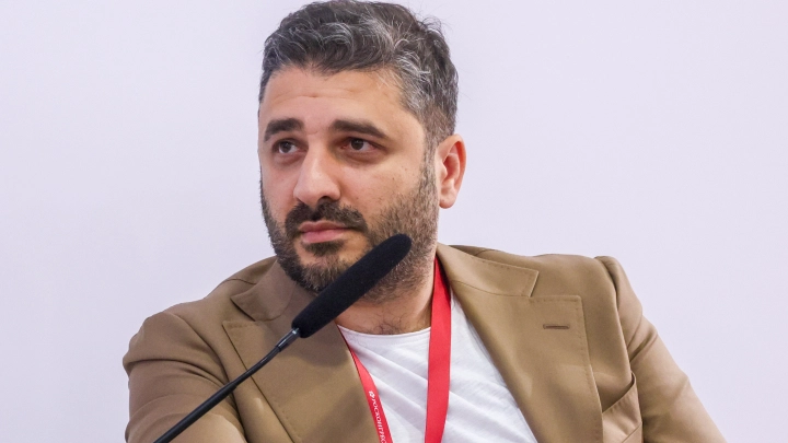 Сарик Андреасян обиделся на голову лошади и потребовал ответных извинений от студентов