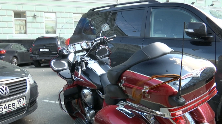 Кто «главный» во дворе? Юрист дал точный ответ для водителей и пешеходов. Даже знаки не нужны