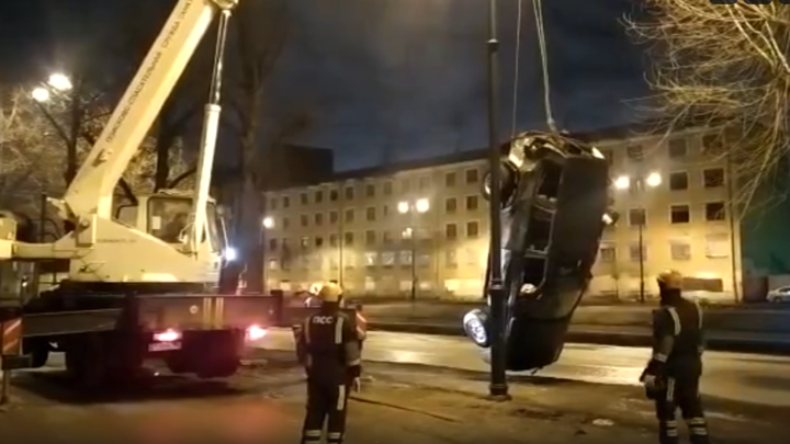 Видео: в Петербурге спасатели два часа доставали из-подо льда автомобиль