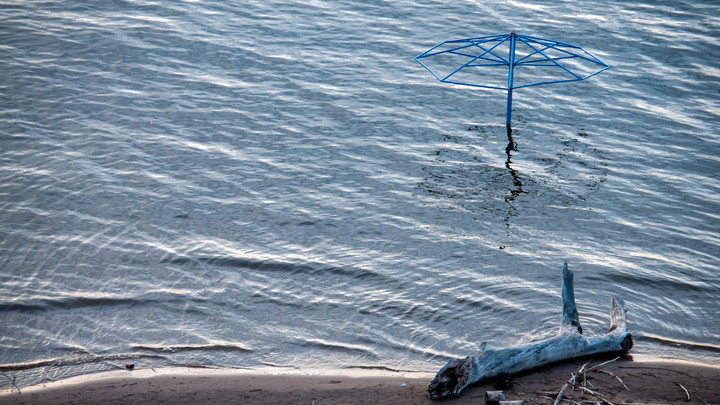 На поверхности московской реки замечено загрязнение
