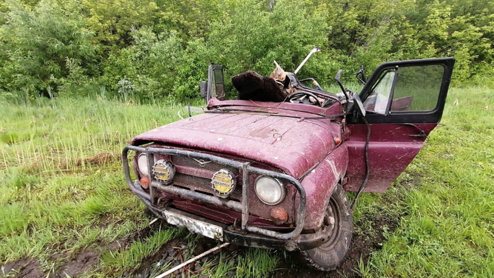 Покатался по поселку: Пьяный мужчина угнал УАЗ и врезался в поезд