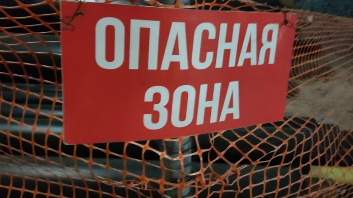 Спасательная операция не удалась: парень провалился в глубокую яму, когда пытался вытащить из неё девушку