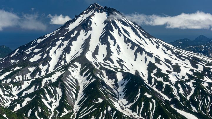 На Камчатке спасли единственную выжившую туристку из группы, сорвавшейся на вулкане Вилючинский: Кадры