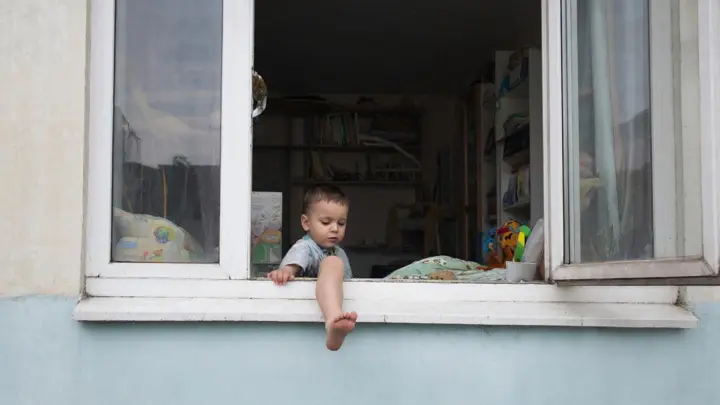 Эпидемия падений детей из окон продолжается. Опять Петербург. Только теперь спаситель – не дворник