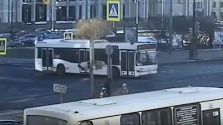 В Санкт-Петербурге школьник на электросамокате угодил под колеса автобуса