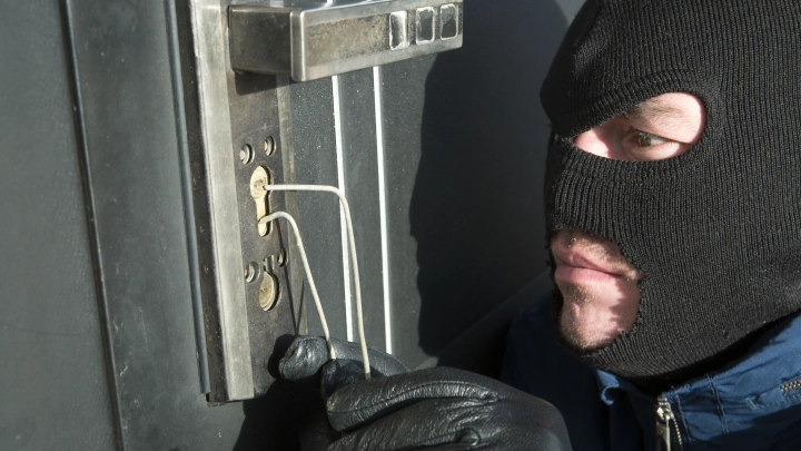 Эксперт рассказал, как защитить квартиру от грабителей во время отпуска