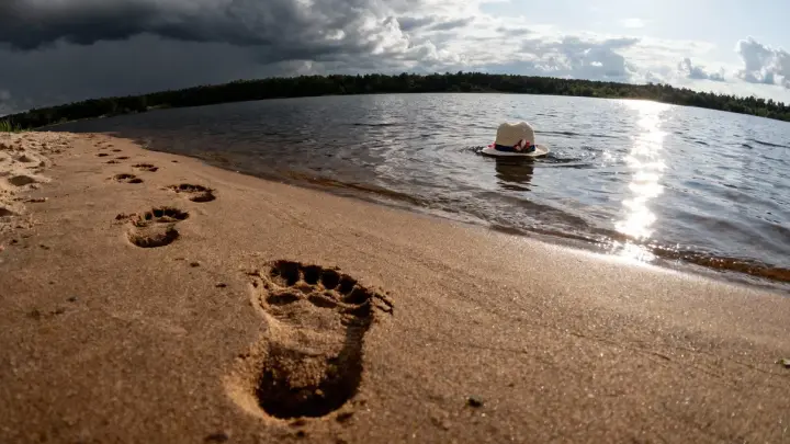 В Телецком озере на Алтае перевернулся паром с двумя автомобилями