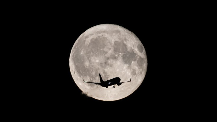 Лайнеры идут на запасные аэродромы: Внуково закрыто после атаки в Новой Москве