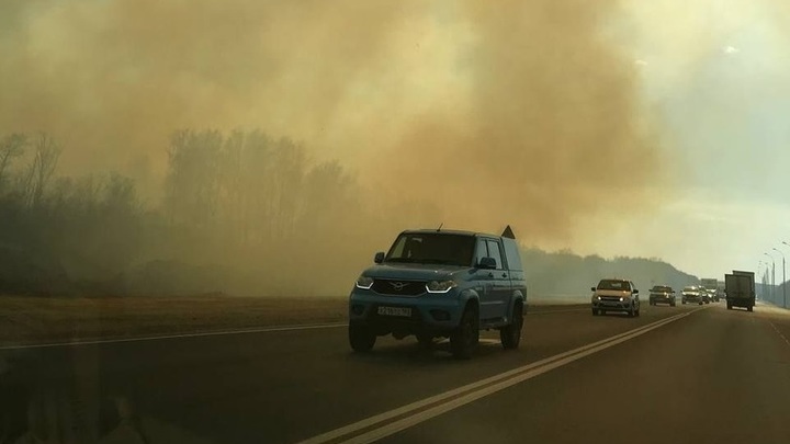 Под Самарой горит сухая трава на полях: дышать невозможно