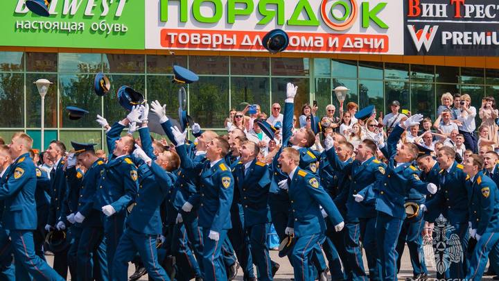203 выпускникам ивановской академии МЧС торжественно вручили дипломы