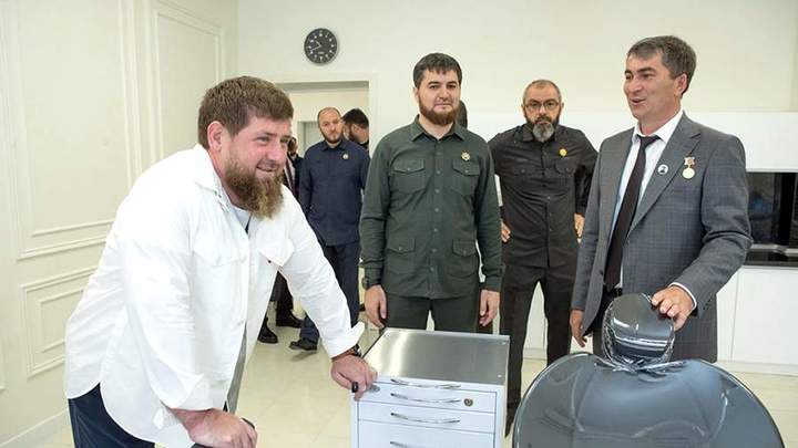 Главе Чечни Рамзану Кадырову вручили орден За заслуги перед стоматологией