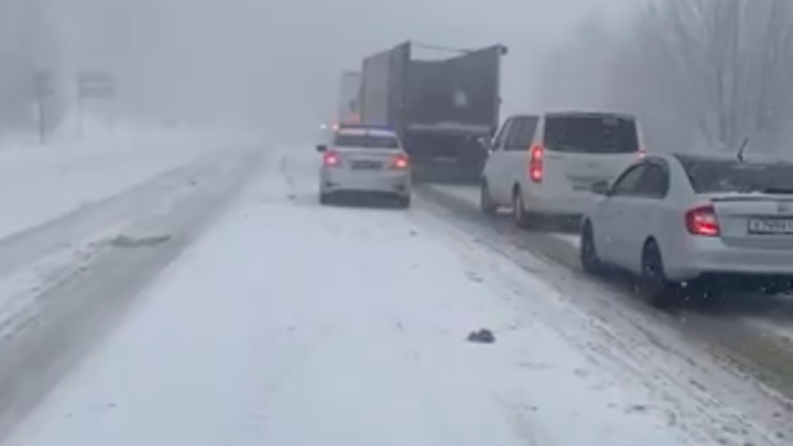 В Туапсинском районе из-за снегопада на полчаса перекрыли Молдовановский перевал