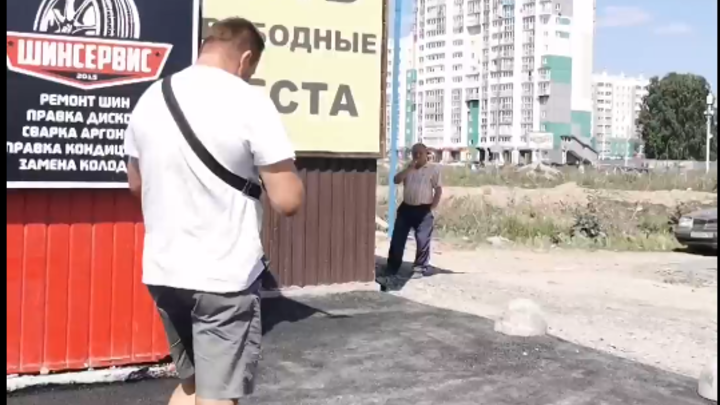 В Челябинске на депутата напали в Парковом во время прямой трансляции