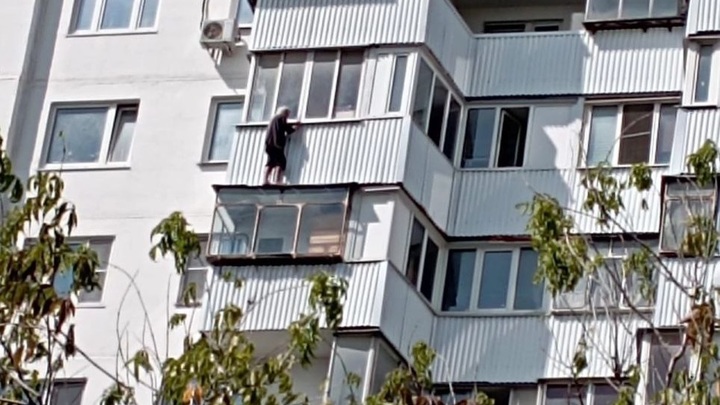 Пенсионерка из Москвы застряла на козырьке лоджии на седьмом этаже