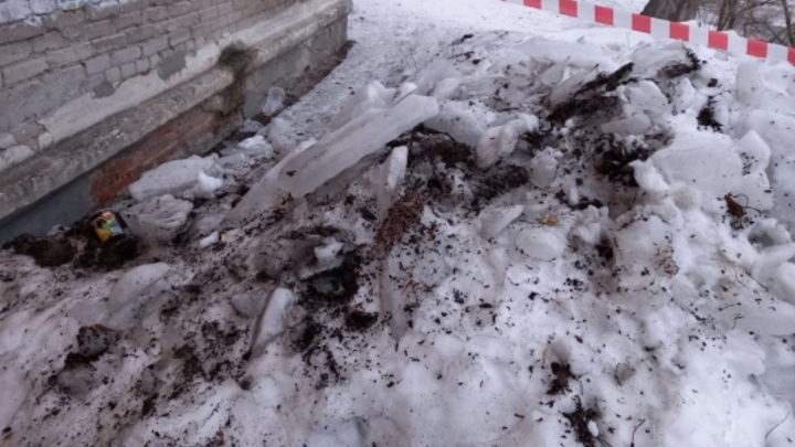 СК в Новосибирске начал проверку случаев с падением льда и снега на прохожих