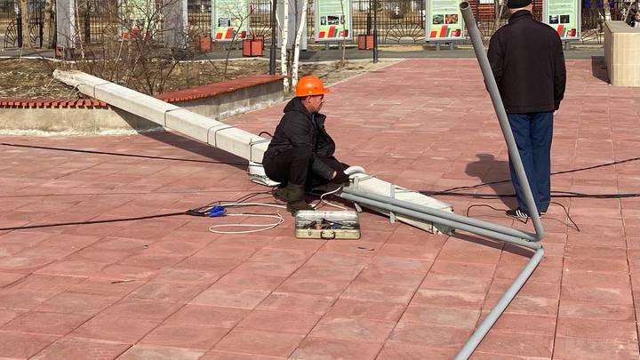 Автокран снес две световых опоры на площади Труда в Чите
