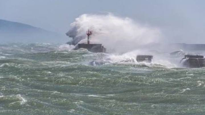 Из-за ураганного ветра в Новороссийске включили сирены