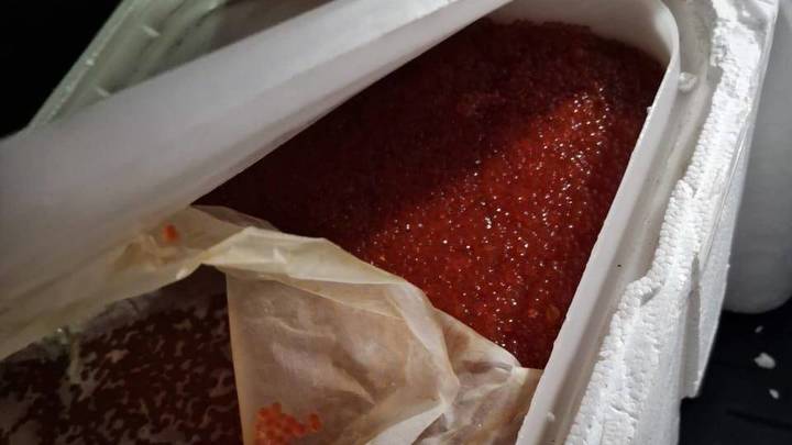 МВД изъяло 100 кг красной икры, которую продавали из багажника в центре Краснодара
