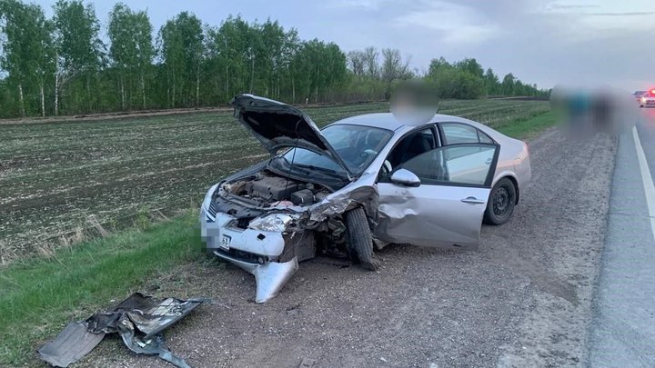 Водитель Lada Priora попал в больницу после лобового столкновения в Самарской области