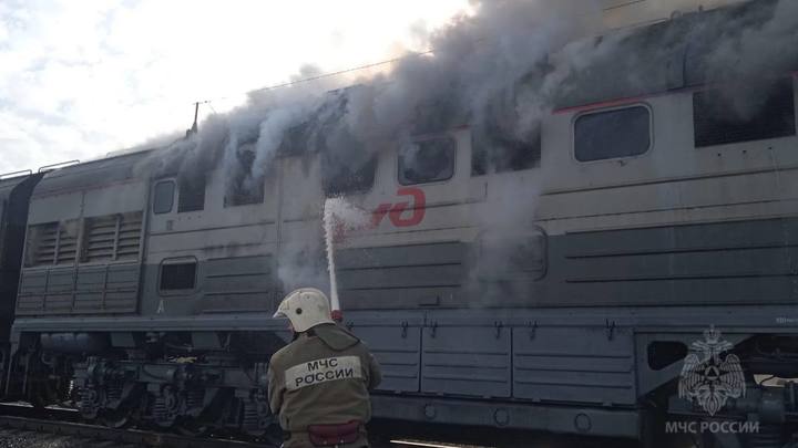 МЧС показало видео пожара в тепловозе возле станции Савино в Ивановской области