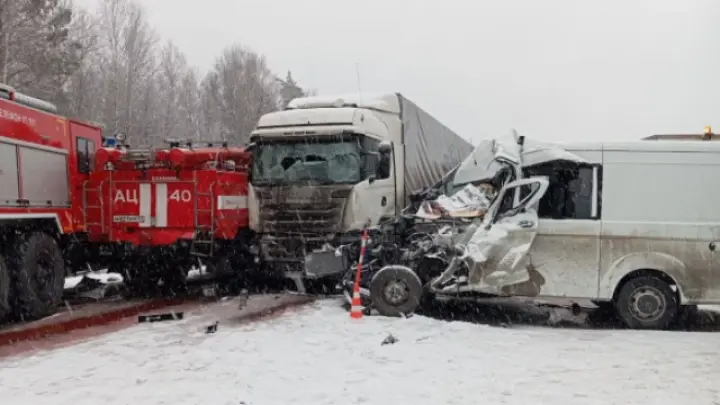 Машины ДПС и МЧС попали в массовую аварию на трассе под Тобольском