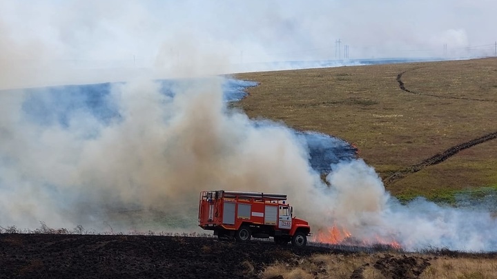 Самарские спасатели отправились тушить крупный ландшафтный пожар в Оренбургской области
