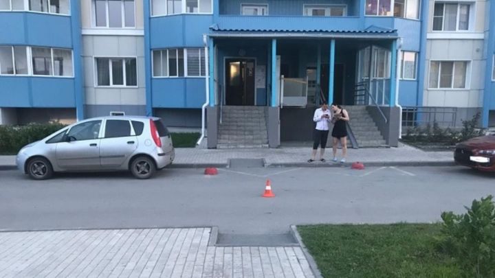 В Новосибирске иномарка сбила 4-летнюю девочку во дворе многоэтажки