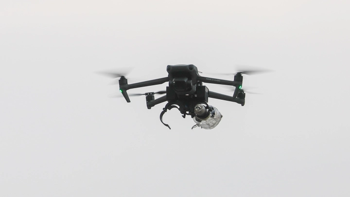 Сбивали БПЛА камнями: Жители Иркутской области остановили атаку FPV-дронов, заблокировав фуру