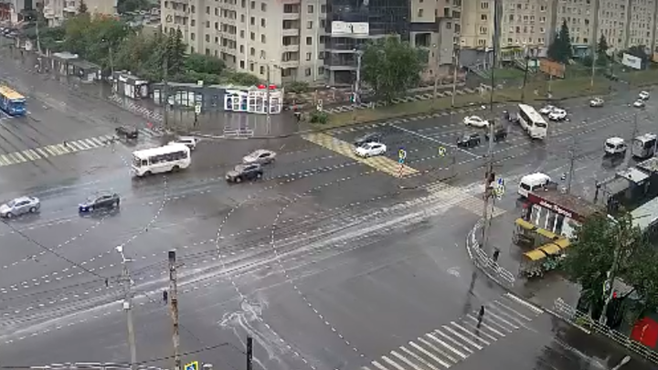 ДТП с автобусом у отеля Виктория в Челябинске сняла камера Интерсвязи