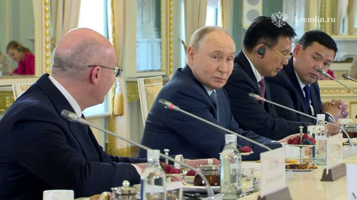 «Я протестую»: Путин спас немецкого журналиста от неудобного вопроса