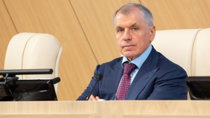 В Крыму депутаты наговорили лишнего во время прямой трансляции, забыв выключить микрофон