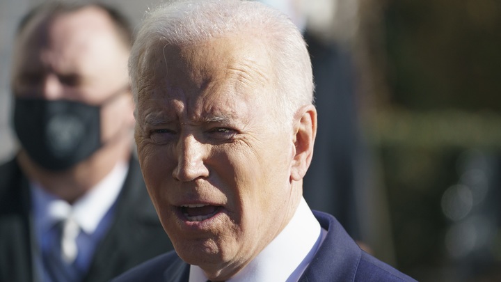 Потупился и замолчал: Байден отказался отвечать на острые вопросы о COVID и выборах