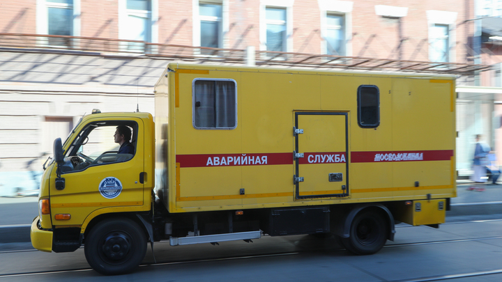 В Екатеринбурге улицу Шефскую затопило из-за коммунальной аварии